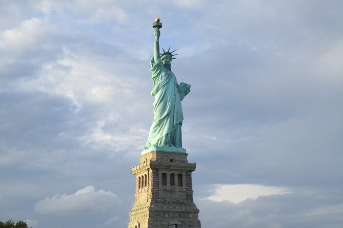 2.5-hour Guided Sailboat Tour - Stop Two: Motor Under Brooklyn Bridge for the Photo and Sound Effect