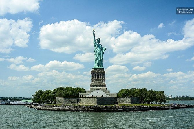 60 Minute Statue of Liberty Sightseeing tour-New York Harbor - The Statue of Liberty loop: what close means on this cruise