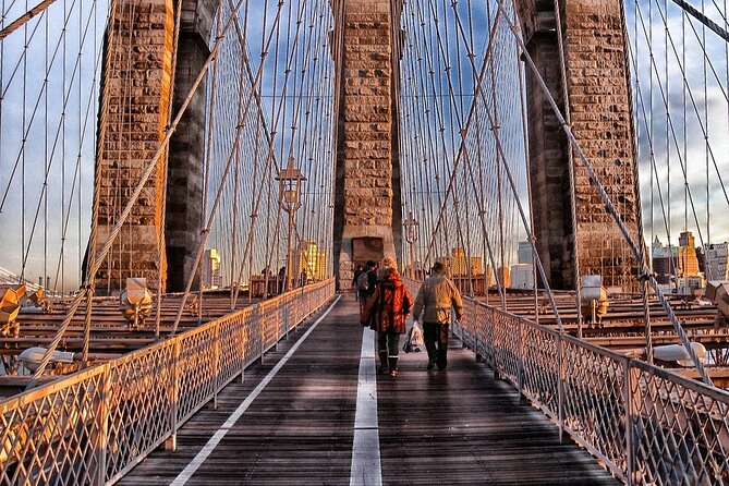 Brooklyn Bridge, Statue of Liberty & Manhattan Tour - Brooklyn Bridge crossing: the photo-first one-hour walk