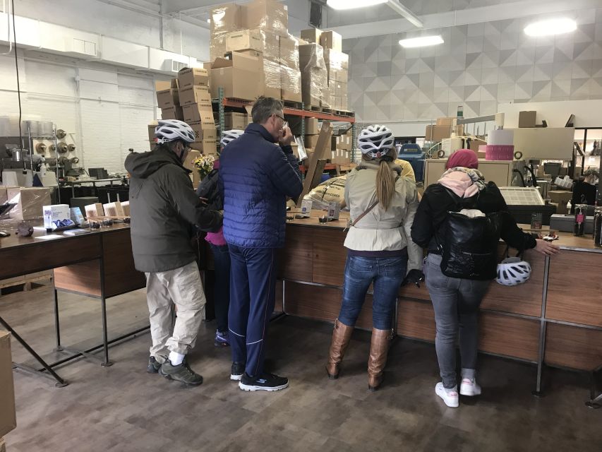 Brooklyn: Half-Day Cycling Tour - Red Hook waterfront, Steve’s Key Lime Pies, and a Statue of Liberty photo moment