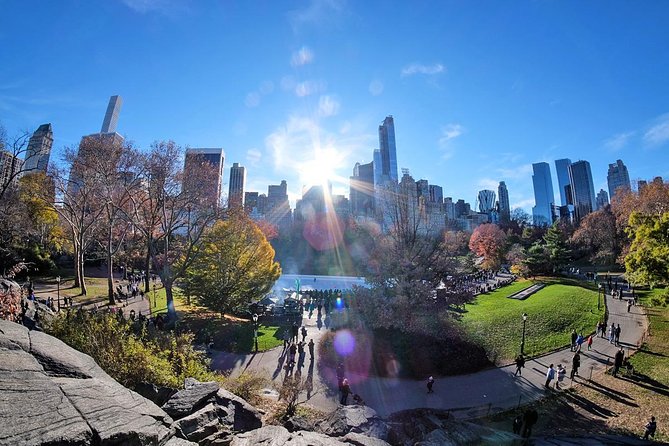Central Park Guided Walking Tour in French - Getting oriented at the Guggenheim and heading toward Grand Army Plaza