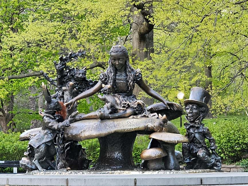 Central Park, NY: Nature, Architecture and Movie Scenes Tour - Starting at the Apple cube, then stepping into a calmer Central Park