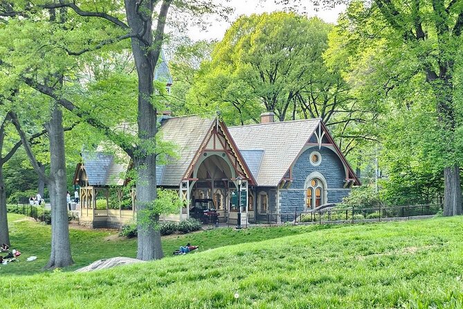 Central Park Pedicab Tour– Top Highlights - Stop 4: Strawberry Fields, Tavern on the Green, and the Open Lawn Energy