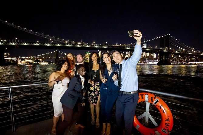 City Cruises New York: Bateaux Premier Dinner Cruise - East River turn and the bridge sweep: Brooklyn Bridge and Manhattan Bridge