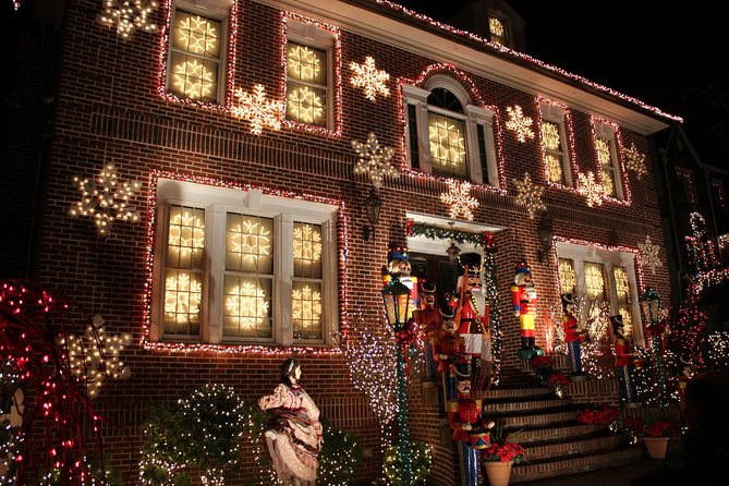 Dyker Heights Brooklyn Christmas Lights Tour - Brooklyn Bridge and Manhattan skyline: the photo stop you’ll actually use
