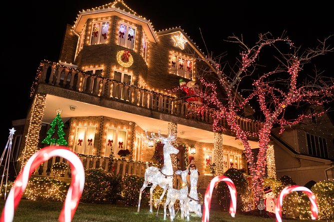 Dyker Heights Christmas Lights and NYC Skyline View Bus Tour - Brooklyn Bridge viewpoint: the last sight before you get back to town