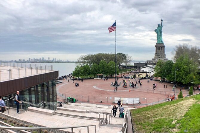 Easy Access Statue of Liberty and Brooklyn Bridge Discovery Tour - Getting close to Lady Liberty: photos plus guided context