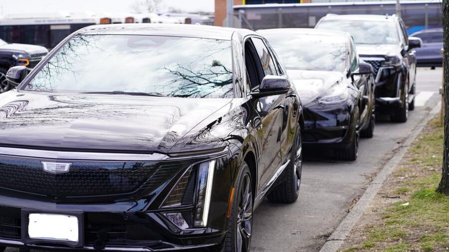 Express Limo Inc. - Airport Day Goes Faster With a Driver Who Finds You