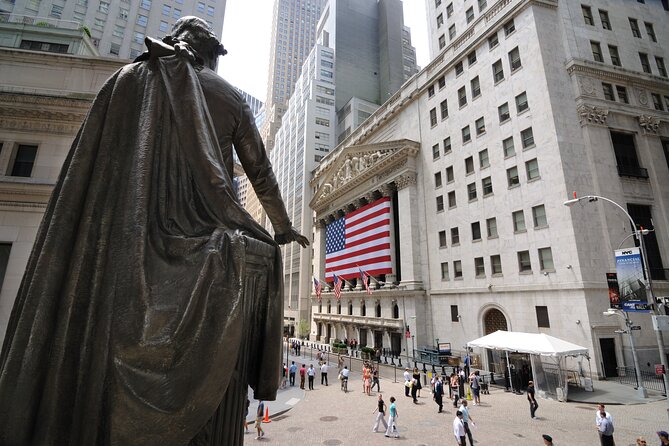 Financial Crisis Tour with a Finance Professional - Charging Bull: A Quick Photo With a Loud Symbol