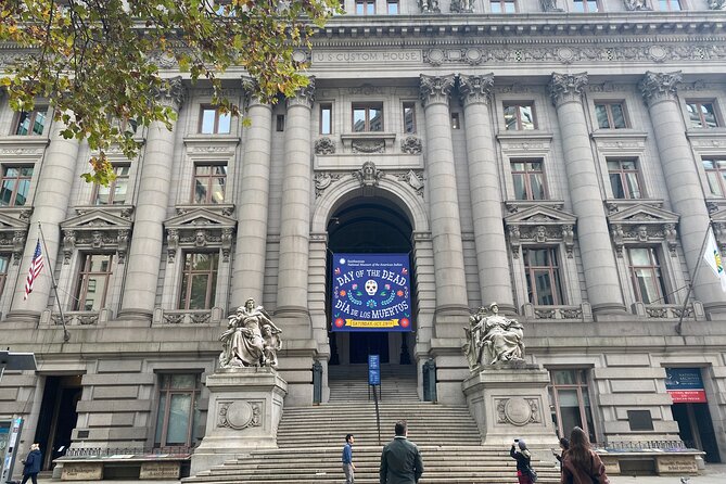 French Tour of South Manhattan - Financial District: Wall Street, Fearless Girl, and the Bull