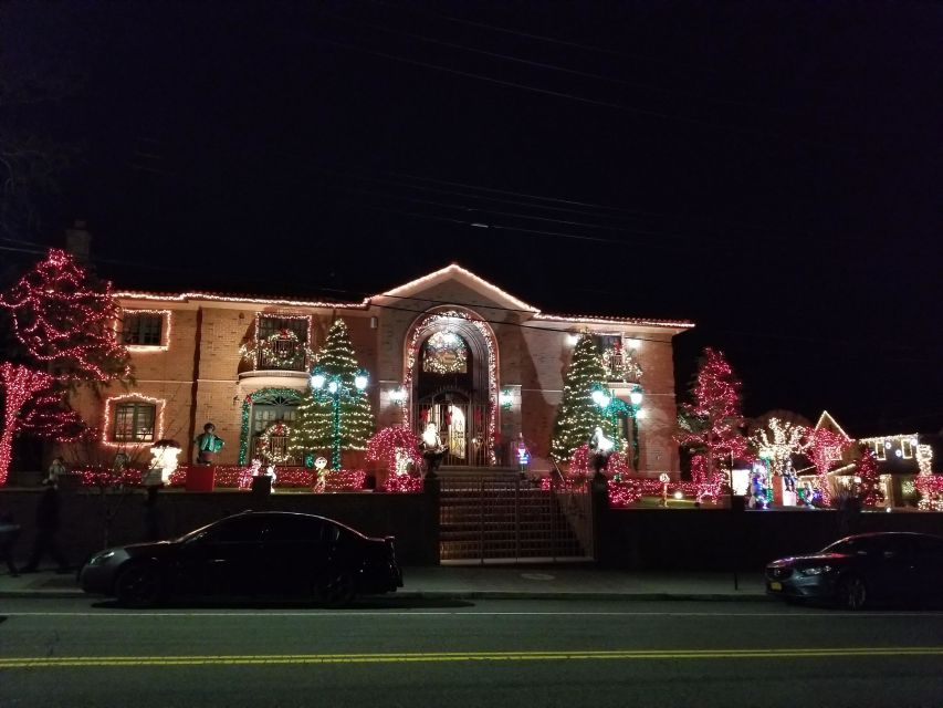 From Manhattan: 4-Hour Brooklyn Christmas Magic Tour - Where the tour shines: guidance, pace, and group control