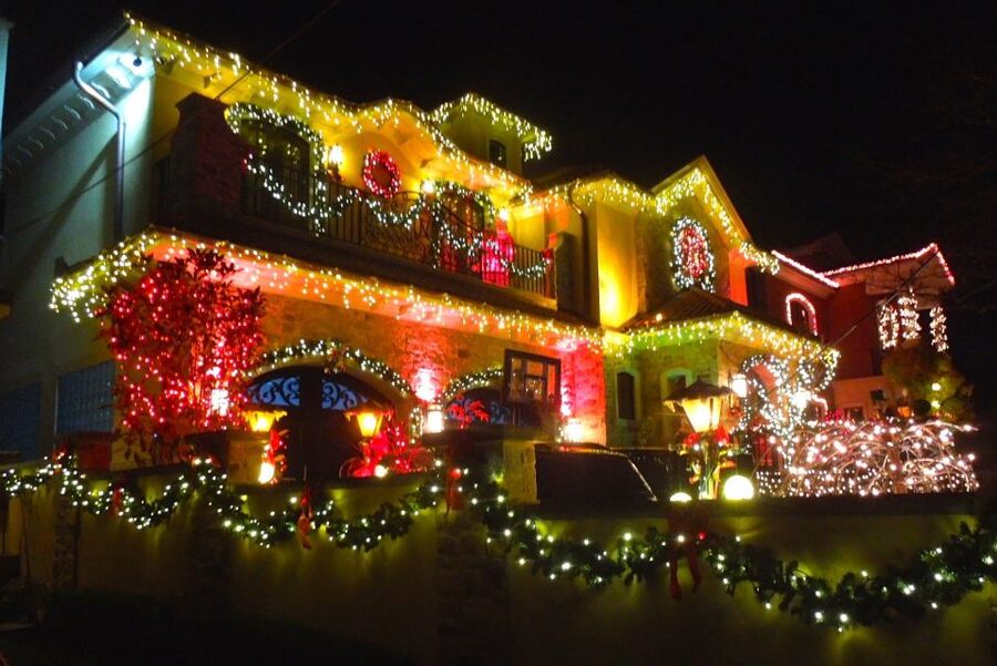 From Manhattan: 4-Hour Christmas Lights Luxury Bus Tour - Ending near Rockefeller Center: keep the night going or call it a win