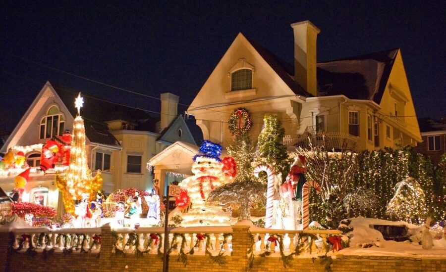 From Manhattan: 4-Hour Christmas Lights Luxury Bus Tour - Meeting in Midtown: Greeley Square and a smoother start