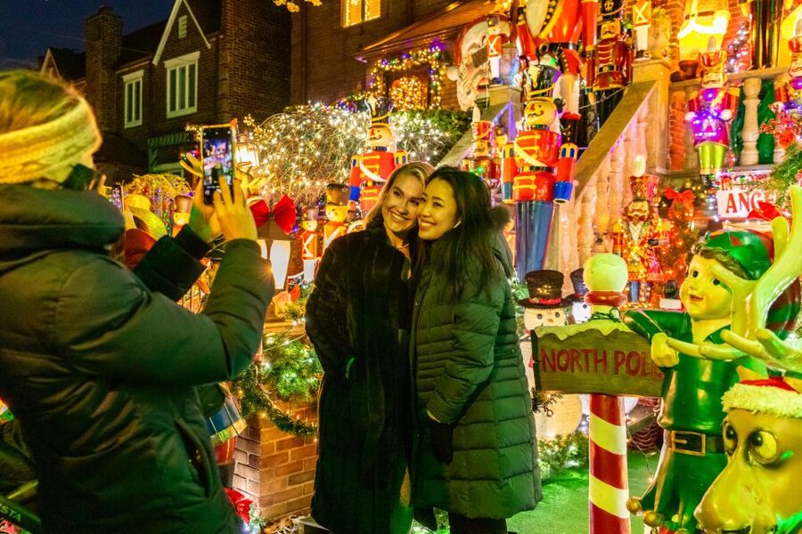 From Manhattan: 4-Hour Dyker Heights Holiday Lights Bus Tour - Should you book the Dyker Heights Holiday Lights Bus Tour?