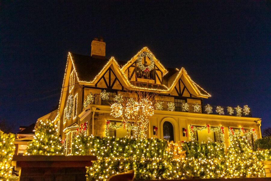 From Manhattan: 4-Hour Dyker Heights Holiday Lights Bus Tour - The comfortable Manhattan to Brooklyn ride: more than just transit