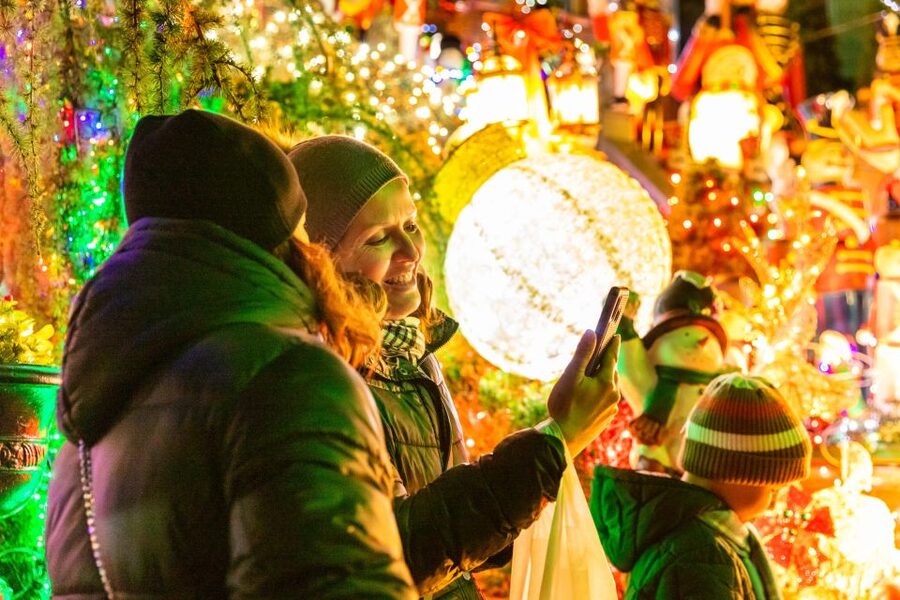 From Manhattan: 4-Hour Dyker Heights Holiday Lights Bus Tour - Dyker Heights walk: how the route works and what to look for