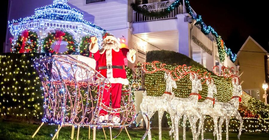 From Manhattan: Dyker Heights Lights & Skyline Tour - Meeting at Times Square: Quick Start, No Subway Math