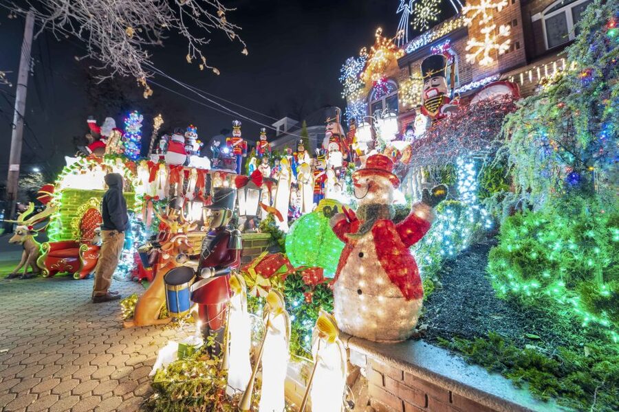 From Manhattan: Dyker Heights Lights & Skyline Tour - Photo Strategy: Timing, Angles, and Staying Warm