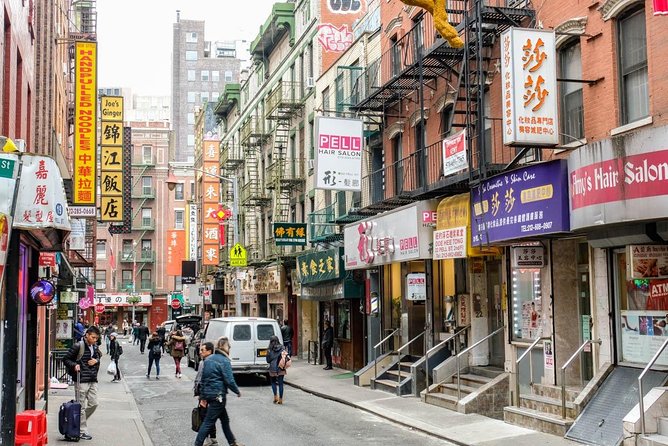 Guided tour of Lower East Side, Chinatown and Little Italy in French - Stop 2: Chinatown’s codes, Columbus Park, and everyday practice