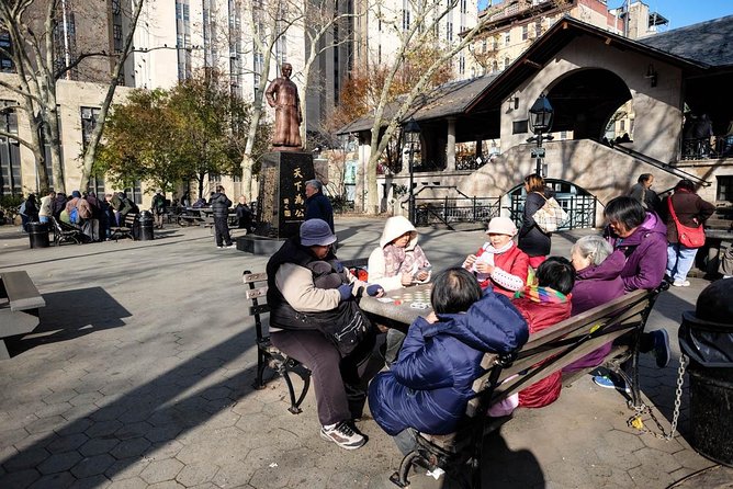 Guided tour of Lower East Side, Chinatown and Little Italy in French - Stop 3: Little Italy on Mulberry Street and San Gennaro energy
