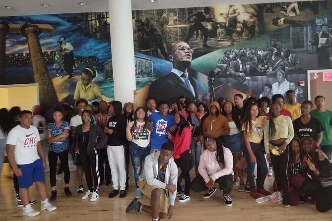 Harlem Civil Rights Multimedia Walking Tour - Stop 2 at the Apollo Theater: A Quick Entrance With Big Photo Potential