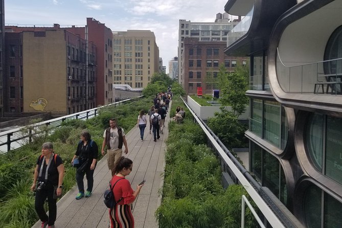 High Line & Hudson Yards Small Group Walking Tour - What to Expect From the Guides