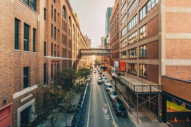 Immersive Murder Mystery in Manhattan - Scavenger Hunt Experience - Stop 2: The High Line stretch with clue momentum