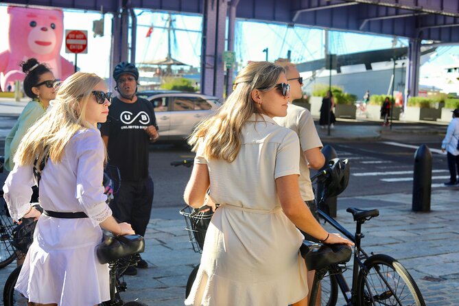 Lower Manhattan and Brooklyn Bridge Guided Fiets Tour (Dutch) - Financial District and Wall Street: iconic buildings and the story behind them