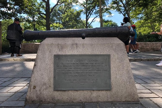Lower Manhattan Tour: The Remnants of Dutch New Amsterdam! - NYSE and the Fearless Girl viewpoint