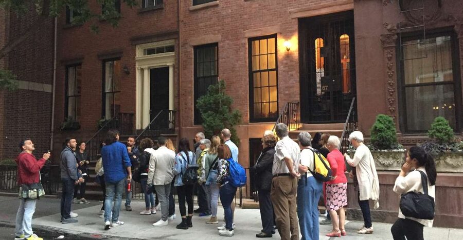 Luci e Ponti di New York- Night Tour in Italiano - Brooklyn Heights Promenade: Brownstones and a Calm Way to Start