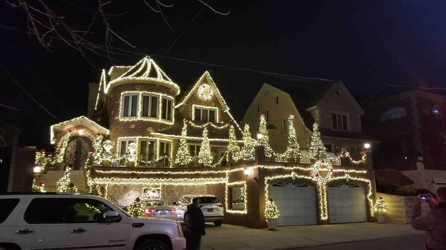 Magnificent Christmas Lights Tour of Dyker Heights Brooklyn - Dyker Heights on Foot: How to Use Your 1-Hour Walk