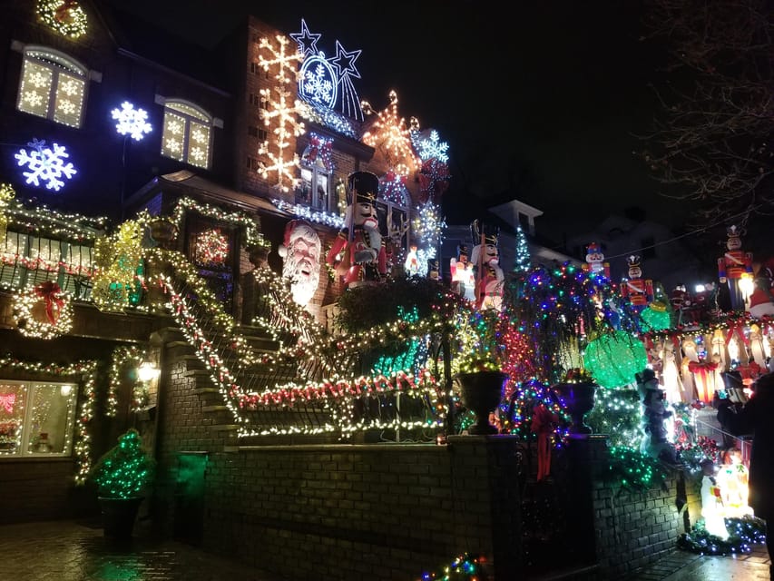 Magnificent Christmas Lights Tour of Dyker Heights Brooklyn - The Brooklyn Bridge and DUMBO Stop: Skyline Photos in 15 Minutes