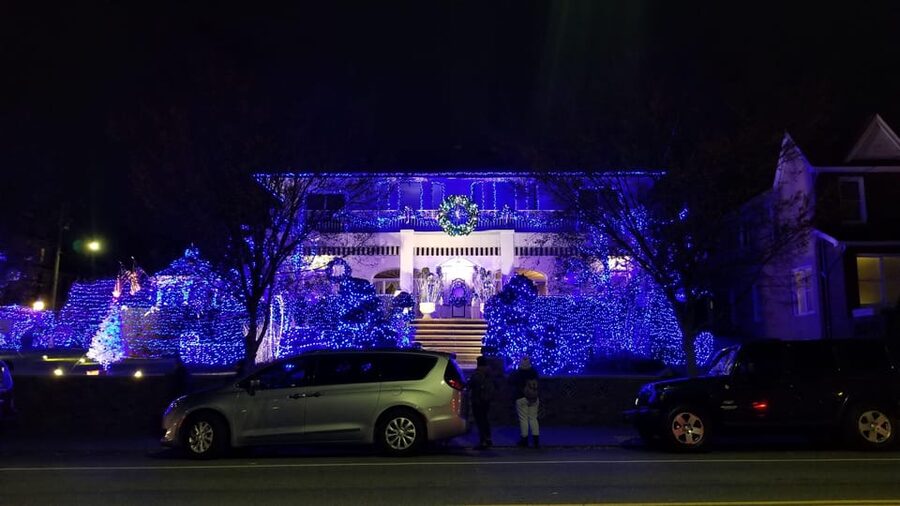 Magnificent Christmas Lights Tour of Dyker Heights Brooklyn - What to Bring (So the Cold Does Not Ruin Your Photos)