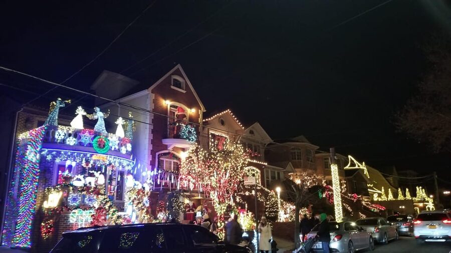 Magnificent Christmas Lights Tour of Dyker Heights Brooklyn - Who This Tour Fits Best