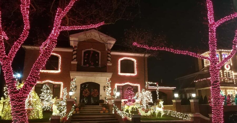 Magnificent Christmas Lights Tour of Dyker Heights Brooklyn - From the Hope Sculpture to Dyker Heights: The Midtown Start