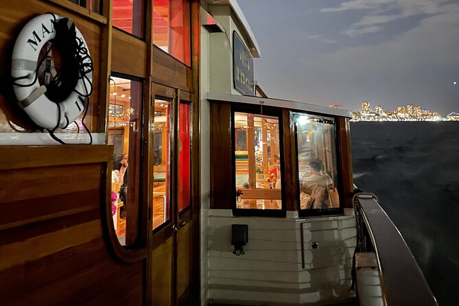 Manhattan Evening Jazz Cruise - Drinks and snacks: one included drink, then your call