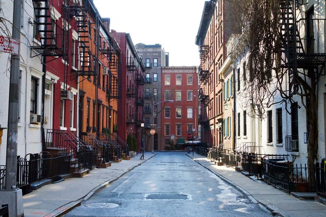 Manhattan’s Famous Artists: Exploration Game and Tour - 40 W 8th St and the Bon Soir: comedy under a “forbidden” mood