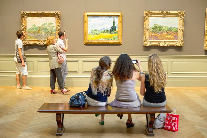 Metropolitan Museum of Art Highlights Tour with Skip-the-Line Access - The opening move at the Met entrance: how your guide sets the route