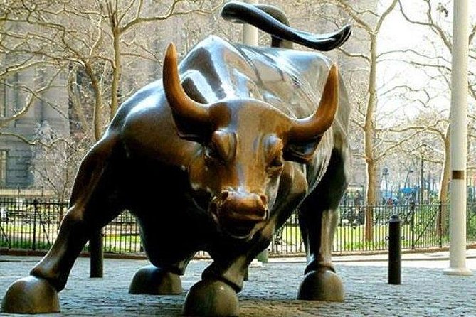New York 8 Hour Main Attractions Tour with City Bus/Subway - The oversized sculpture stop: why it’s worth the quick photo