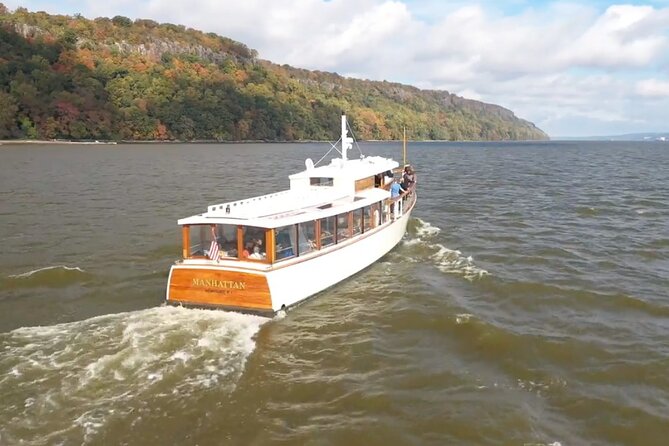 New York Afternoon Fall Foliage Cruise with Lunch - George Washington Bridge: the close-up photo moment