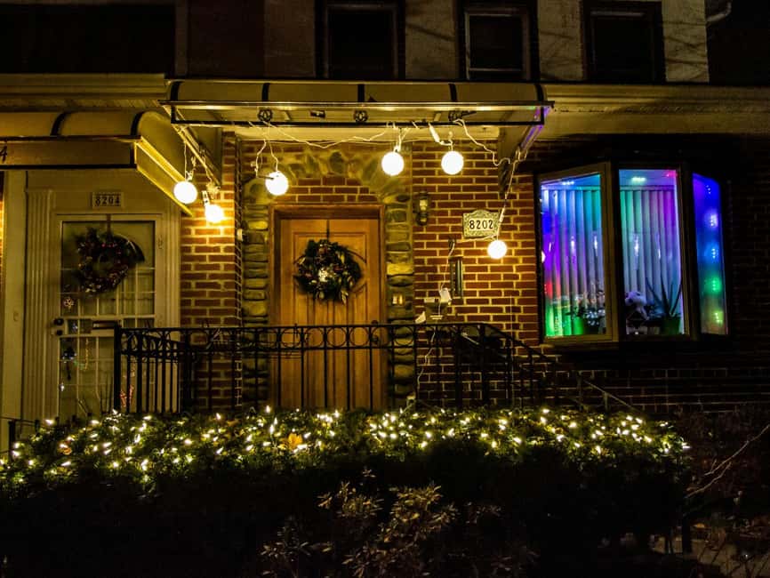 New York Christmas Lights Tour by BUS - Dyker Heights Christmas, where the lights do the talking