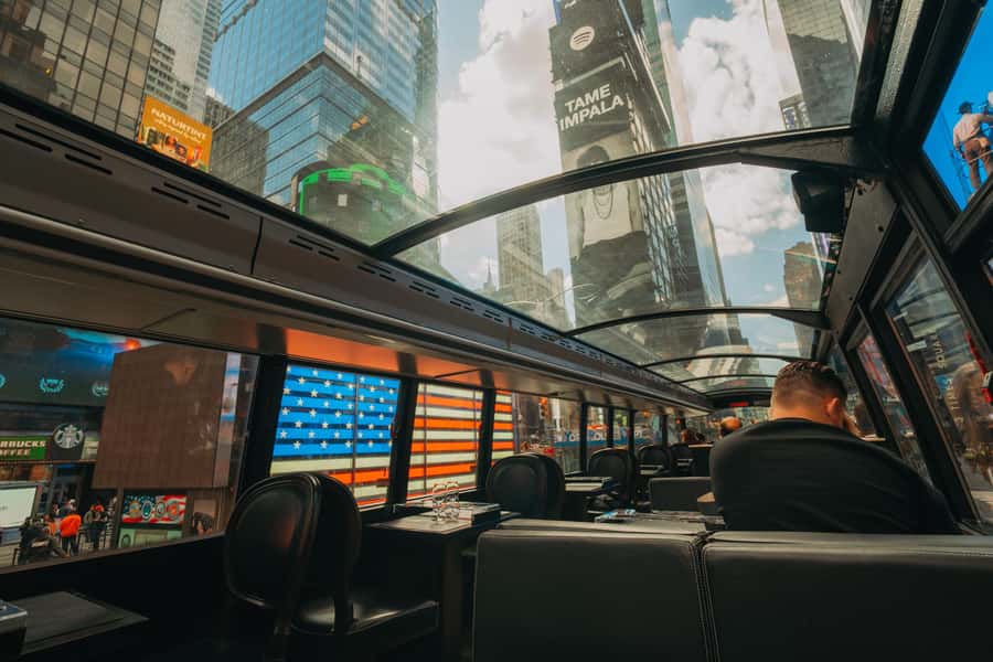 New York City: Bustronome Gourmet Dinner Tour - Lunch or dinner on a bus: what changes between the 4 and 6-course options
