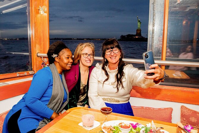 New York City Christmas Holiday Lights Sightseeing Cruise - Why This Christmas Lights Cruise Feels Different From a Bus Tour