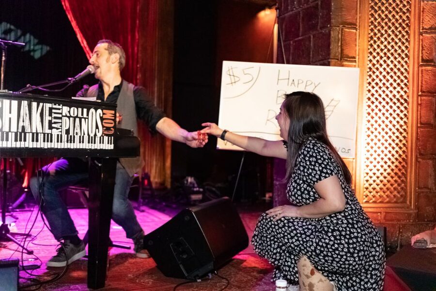New York City: Dueling Pianos Show - The “dueling” part: what to expect from the piano stars