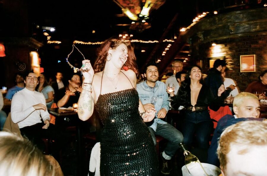 New York City: Dueling Pianos Show - The song request system, and how to get the most from it
