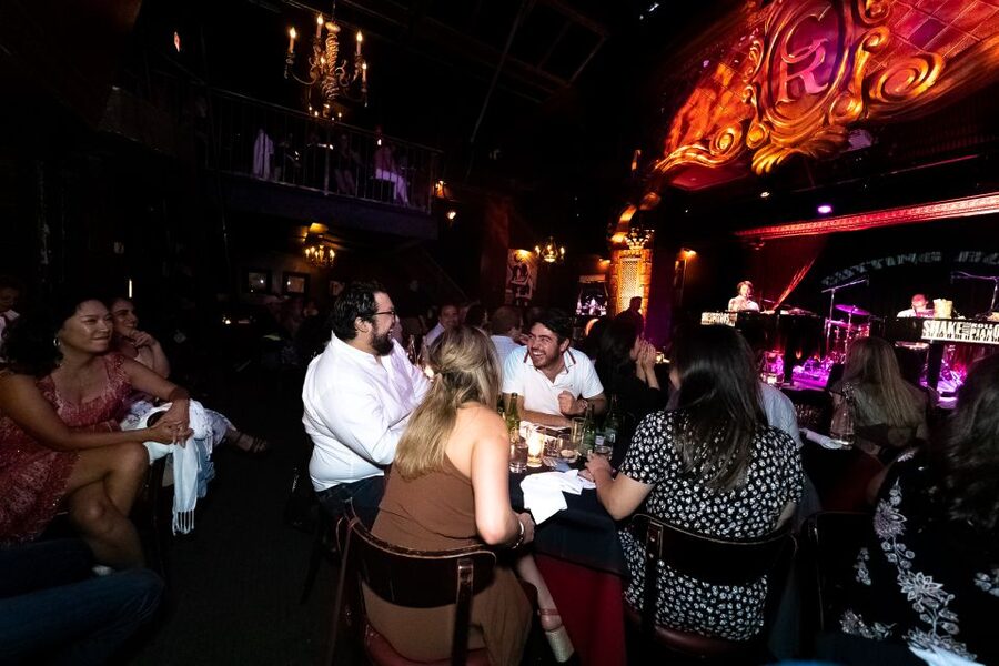 New York City: Dueling Pianos Show - Music and comedy: how the format keeps you from getting bored