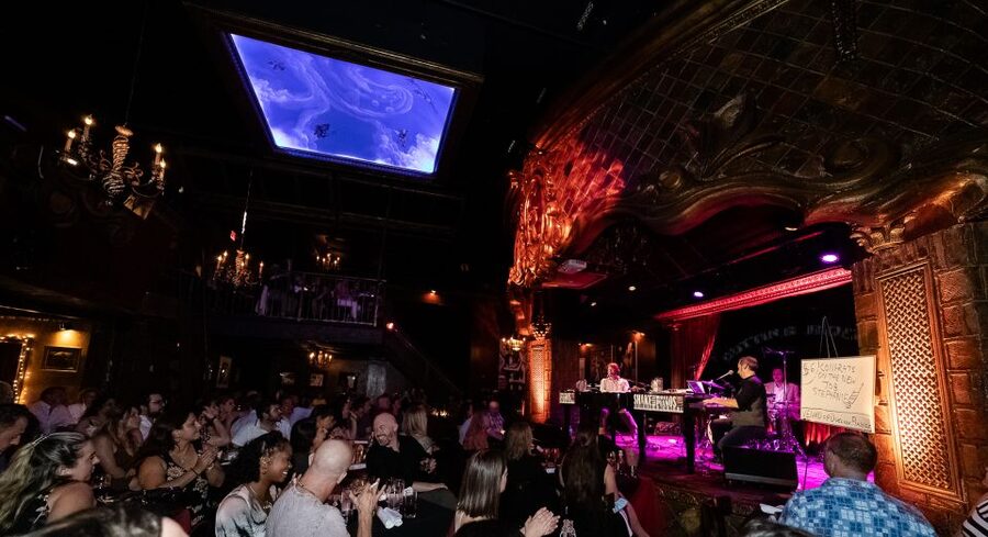New York City: Dueling Pianos Show - Finding the Cutting Room and getting seated fast