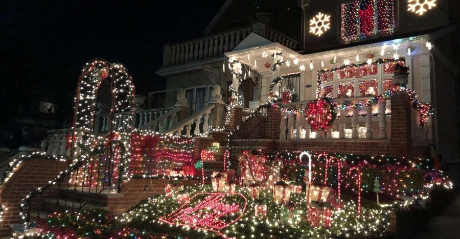 New York City: Dyker Heights Christmas Lights Tour - Dyker Heights: where the Christmas lights earn their fame