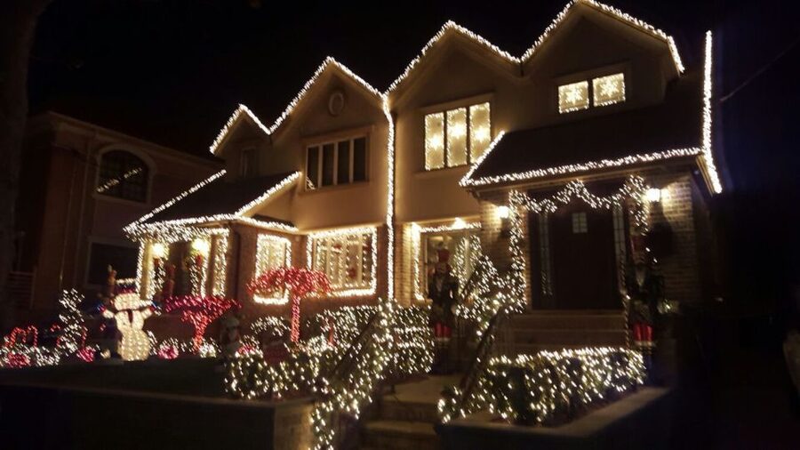 New York City: Dyker Heights Christmas Lights Tour - Dumbo and the Manhattan Bridge pass-by: finishing with postcard energy