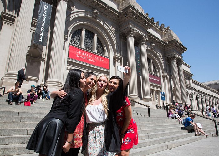 New York City Gossip Girl TV Show Sites Bus Tour - Fifth Avenue and Blair Waldorf’s Building Moment